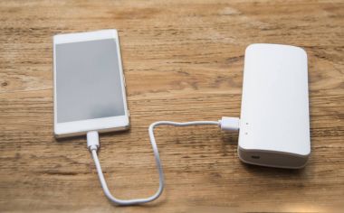 güç banka ile şarj telefon 