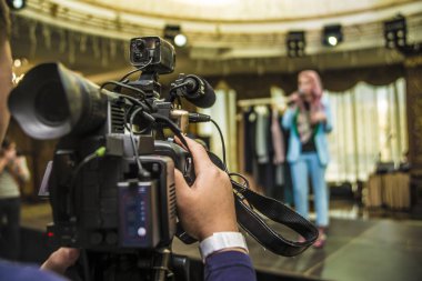 profesyonel video kamera. profesyonel operatör video çekici Oda yer içinde. TV kamera. film yapımcısı. Arkadan Görünüm. 