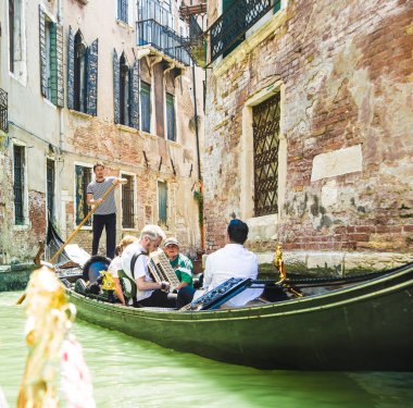 İtalya, Venedik - 19 Haziran 2014: Mutlu çiftler onların tatil günlerinde. Turistler Venedik, İtalya kanalları aracılığıyla alarak şair.