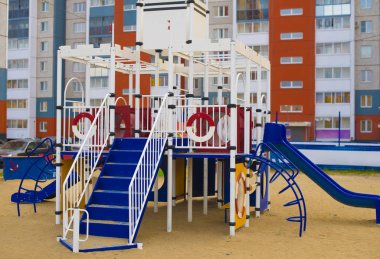 bir apartman, Bina yakınındaki yeni oyun alanı avlusunda Bahçesi 