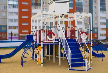 bir apartman, Bina yakınındaki yeni oyun alanı avlusunda Bahçesi 