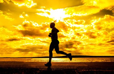 yalnız bir Kadın gün batımında plaj asfalt yolda çalışan 