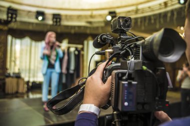 profesyonel video kamera. profesyonel operatör video çekici Oda yer içinde. TV kamera. film yapımcısı. Arkadan Görünüm. 