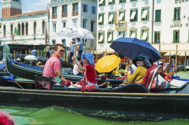 Venice, İtalya - 19 Haziran 2014: Gondollarının sırasında karnaval Venedik, İtalya'nın Venedik kanalına üzerinde
