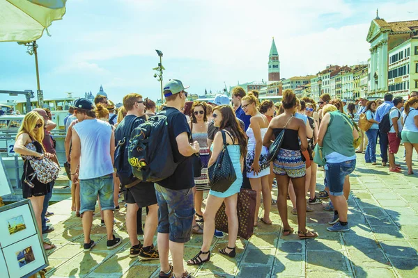 Venice, İtalya - 19 Haziran 2014: Canal Grande, panoramik görünümüyle Basilica Santa Maria della Salute kubbe. Turistler yaz sokak yürüyüş