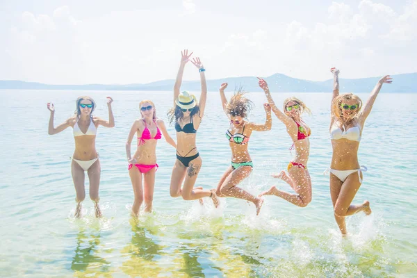 Vista Grupo Amigos Divirtiéndose Playa Tropical Verano Hora Verano —  Fotos de Stock