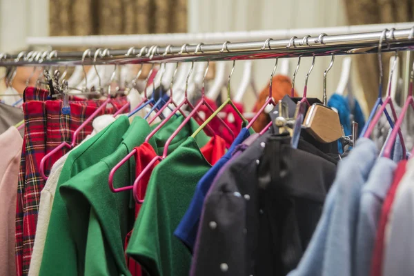 Vestiti colorati in un negozio di moda — Foto Stock