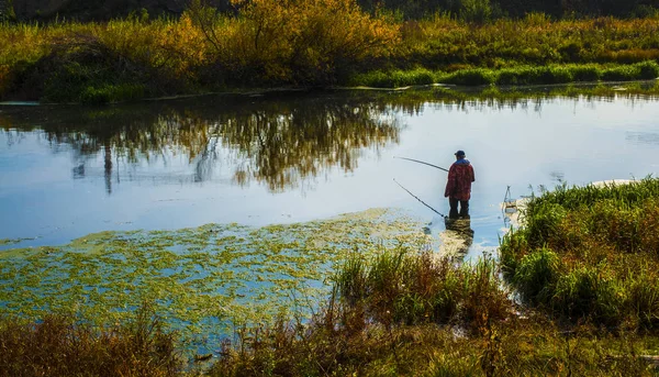 Pesca isherman em uma pequena primavera — Fotografia de Stock