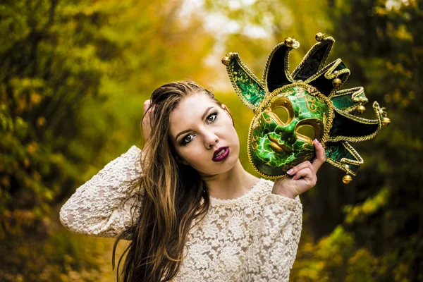 Porträt Einer Schönen Frau Mit Grüner Karnevalsmaske Vor Herbstlichem Waldpark — Stockfoto