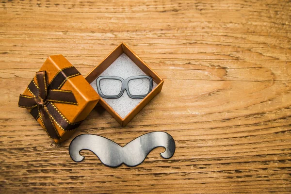 Brązowy Ręcznie Robione Pudełko Okularami Podłoże Drewniane Wąs Czarny Okulary — Zdjęcie stockowe