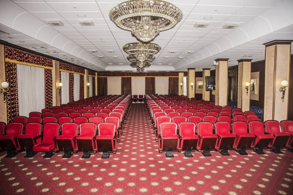 View from stage on ceiling and rows of comfortable red chairs in — Stock Photo, Image