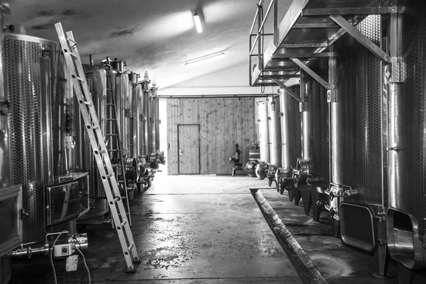 ワイン工場でワインの発酵のためのスチール バレル 現代倉庫背景 — ストック写真