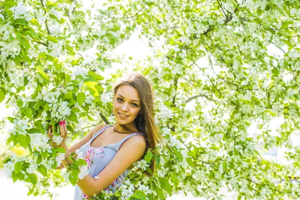 Mulher de pé perto da macieira — Fotografia de Stock