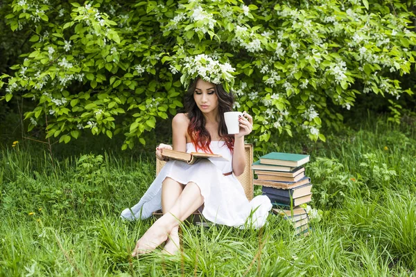 Girl in  park holding  book — Stock Photo, Image