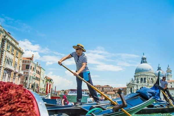 Venice Italy June 2014 Gondoliers Venetian Canal Carnival Venice Italy — Stock Photo, Image