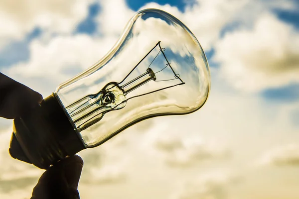 Hand Holding gloeilamp — Stockfoto