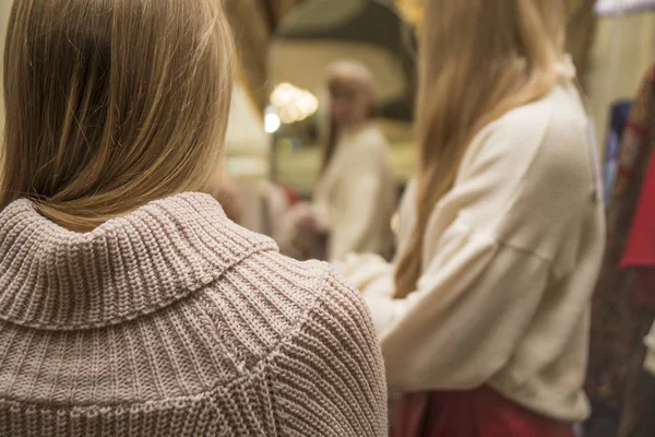 Красивые Молодые Девушки Примеряют Новые Платья Зеркальное Отражение Задний Вид — стоковое фото