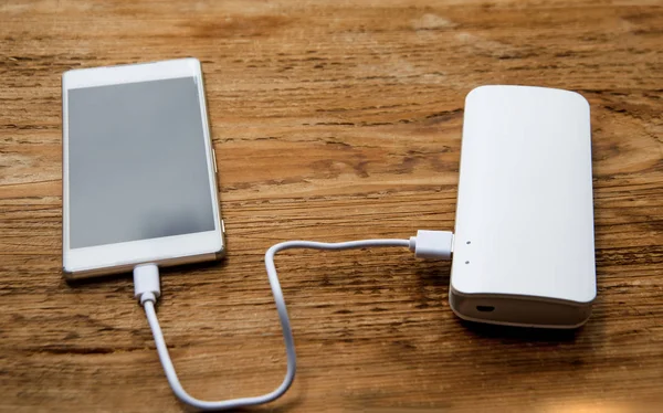 güç banka ile şarj telefon 