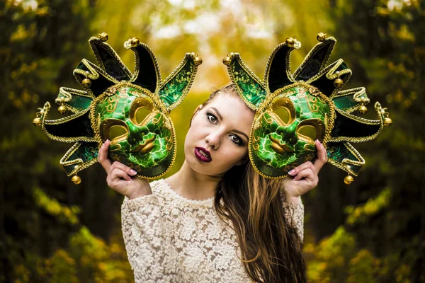 Retrato Mulher Bonita Com Máscaras Carnaval Verde Contra Fundo Parque — Fotografia de Stock