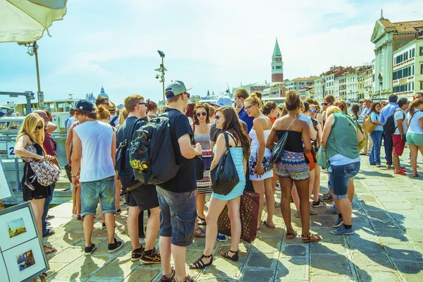 Venice, İtalya - 19 Haziran 2014: Canal Grande, panoramik görünümüyle Basilica Santa Maria della Salute kubbe. Turistler yaz sokak yürüyüş