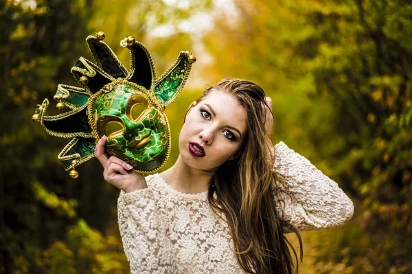 Porträt Einer Schönen Frau Mit Grüner Karnevalsmaske Vor Herbstlichem Waldpark — Stockfoto