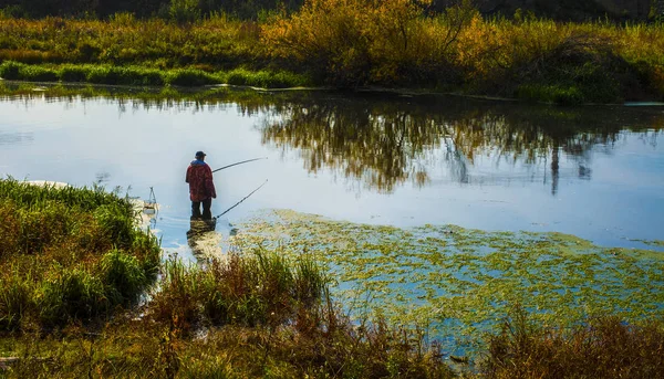 Pesca isherman em uma pequena primavera — Fotografia de Stock