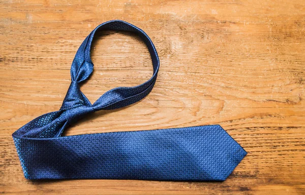  ahşap masa üzerinde özel kravat