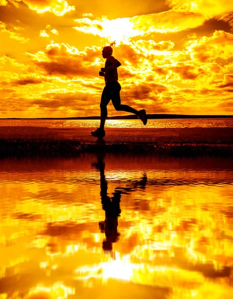 Sozinho Uma Mulher Correndo Estrada Asfalto Praia Pôr Sol — Fotografia de Stock