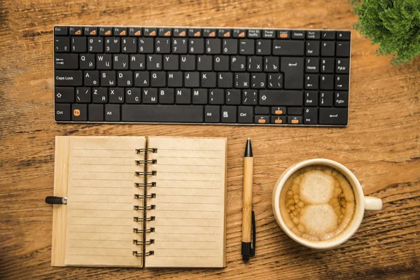 Taza, portátil, pluma y teclado del ordenador . —  Fotos de Stock