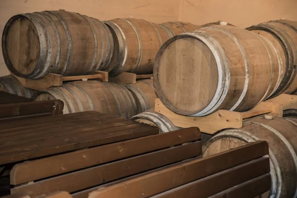 Interior con barricas de vid de madera — Foto de Stock