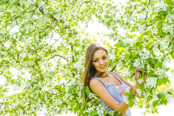 Kvinna som står nära äppelträdet — Stockfoto