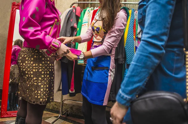 Женщин в торговом центре моды — стоковое фото