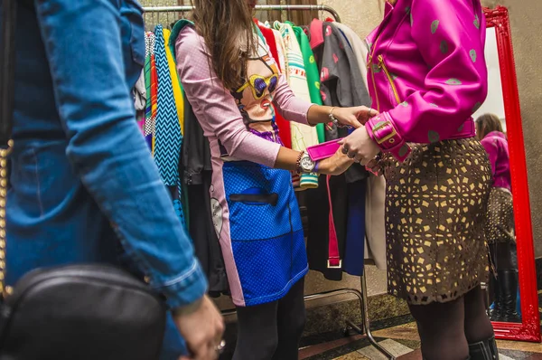 Mulheres fazendo compras no shopping de moda — Fotografia de Stock