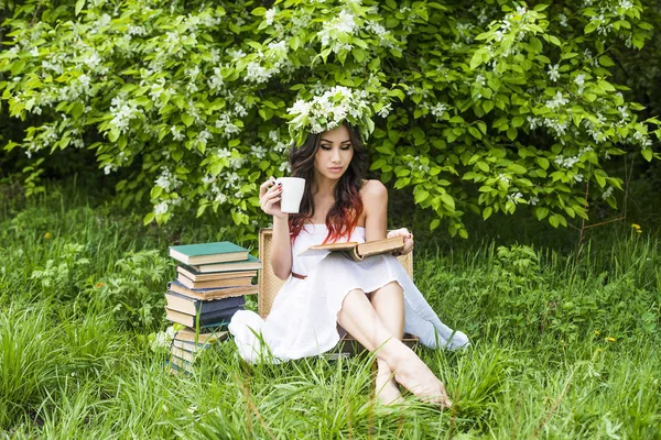 Menina no parque segurando livro — Fotografia de Stock