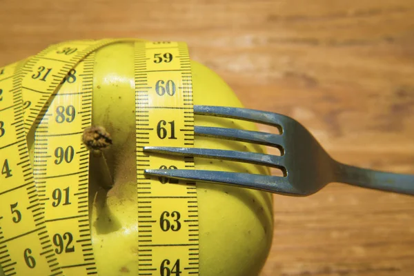 Manzana con cinta métrica y tenedor — Foto de Stock