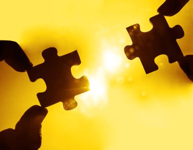  puzzle parçaları bağlanmaya çalışan eller