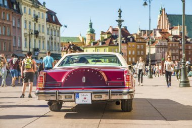 Kırmızı cadillac continental
