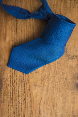 Tahta masaya kravat.