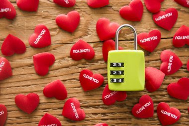  Yeşil kilit ve kırmızı Kalpler 