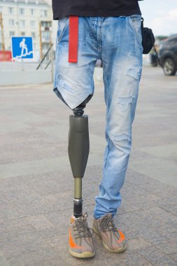 Bir protez bacak giyen erkek amputee 