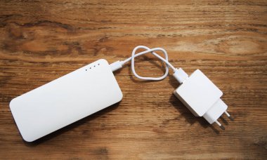 Beyaz modern adaptör soketi 