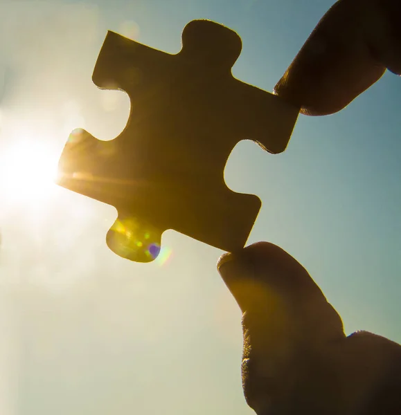 Hand met raadselstuk — Stockfoto