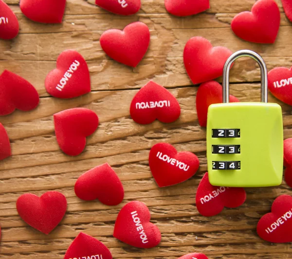 Yeşil kilit ve kırmızı Kalpler