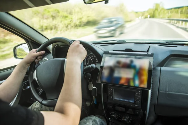 Man in de auto met tablet — Stockfoto