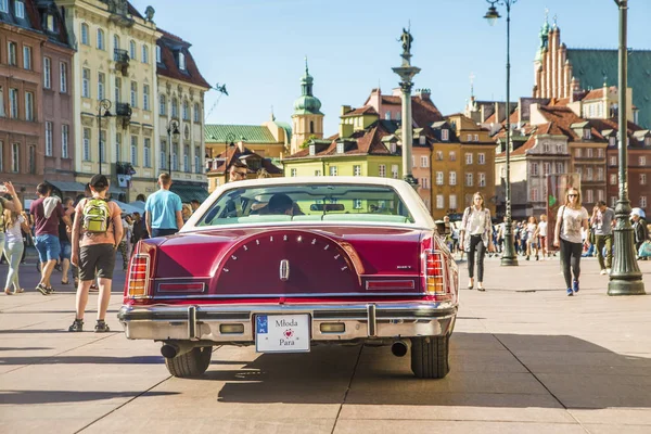 Kırmızı cadillac continental