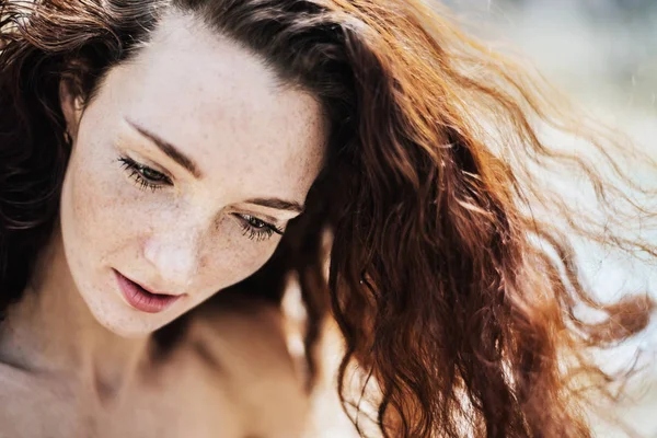 Retrato Hermosa Pecosa Joven Adulta Con Pelo Rojo Mirando Hacia —  Fotos de Stock