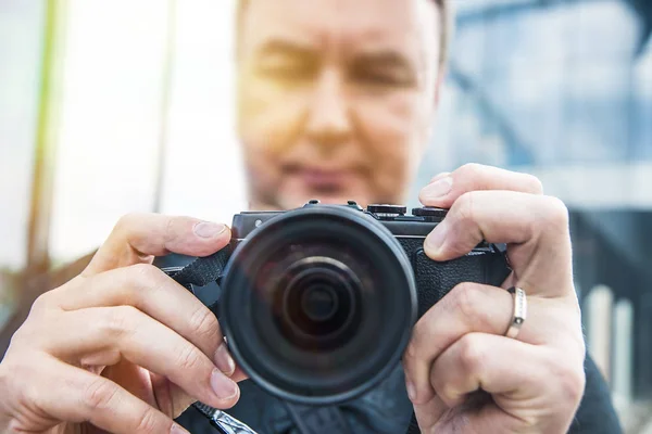 Fotógrafo Com Fotografia Câmara Moderna Imagem Perto — Fotografia de Stock