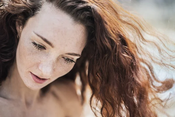 Retrato Bela Sardenta Jovem Menina Adulta Com Cabelo Vermelho Olhando — Fotografia de Stock