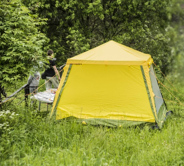 Gelbes Touristenzelt im Camp — Stockfoto