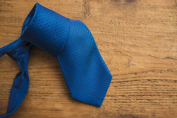 Tahta masaya kravat.